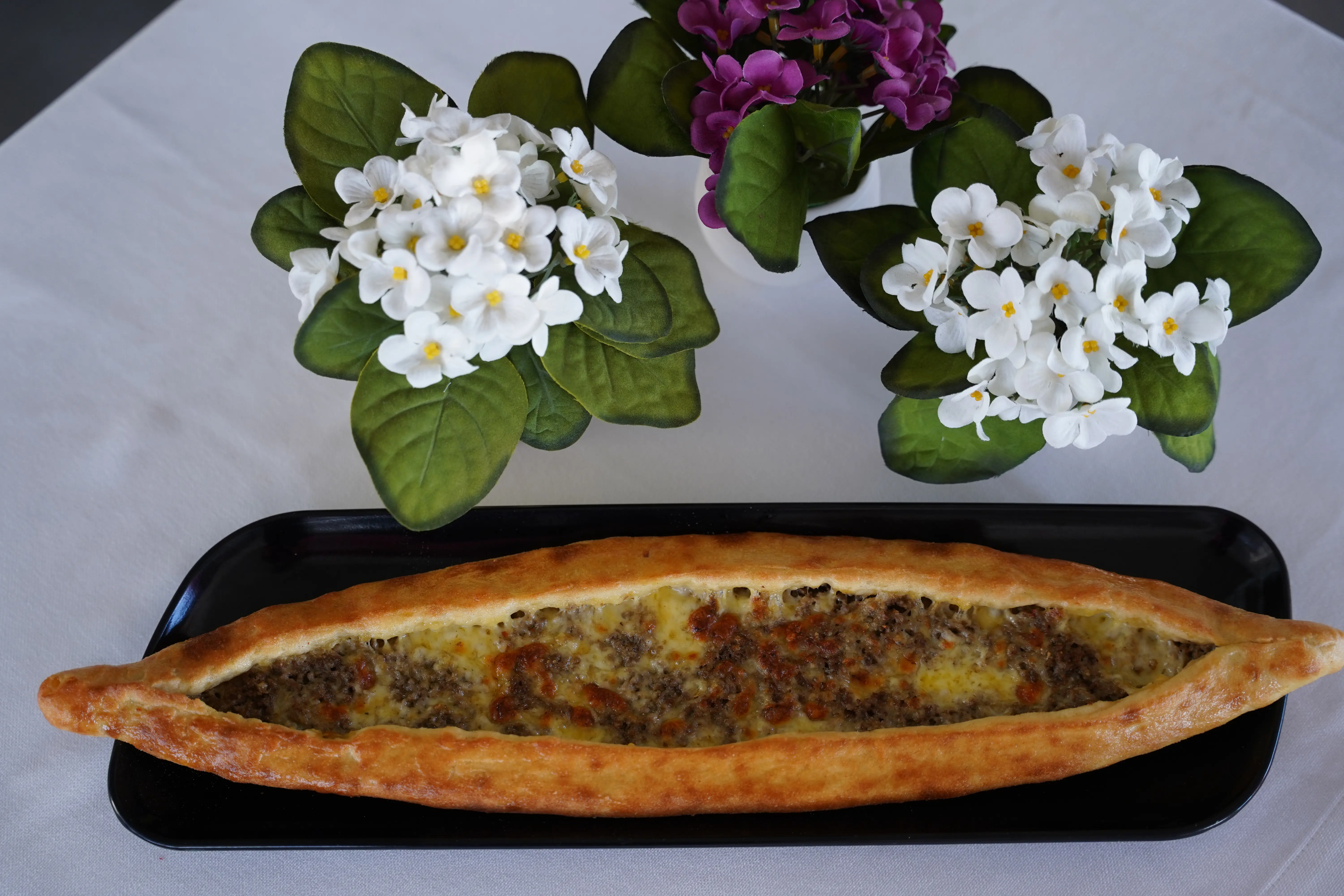 Kıymalı Peynirli Pide