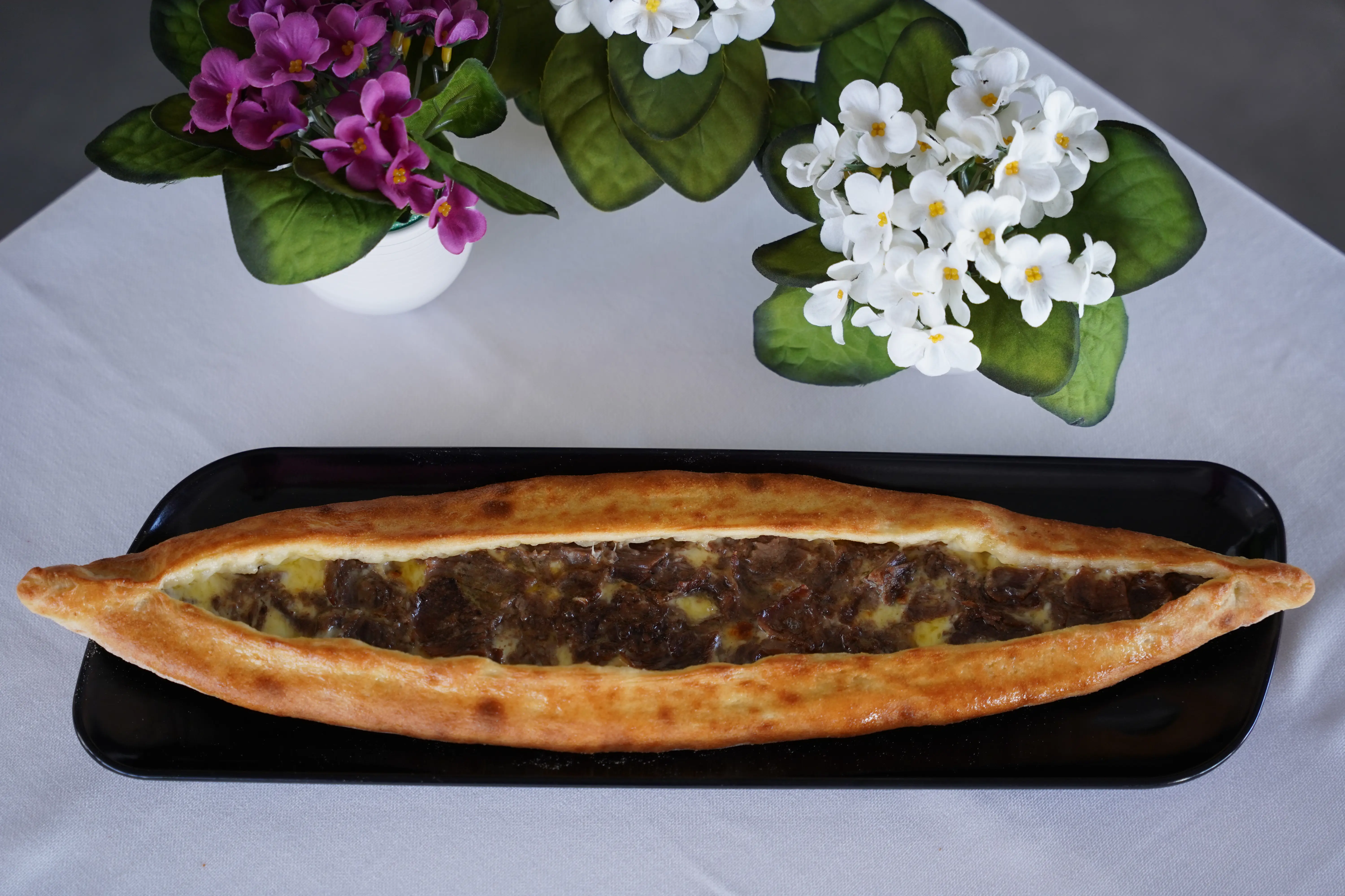 Kavurmalı Peynirli Pide